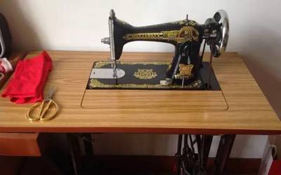 記憶中的蝴蝶牌 縫紉機(jī)轉(zhuǎn)動的聲音，是訥河人生活的針腳